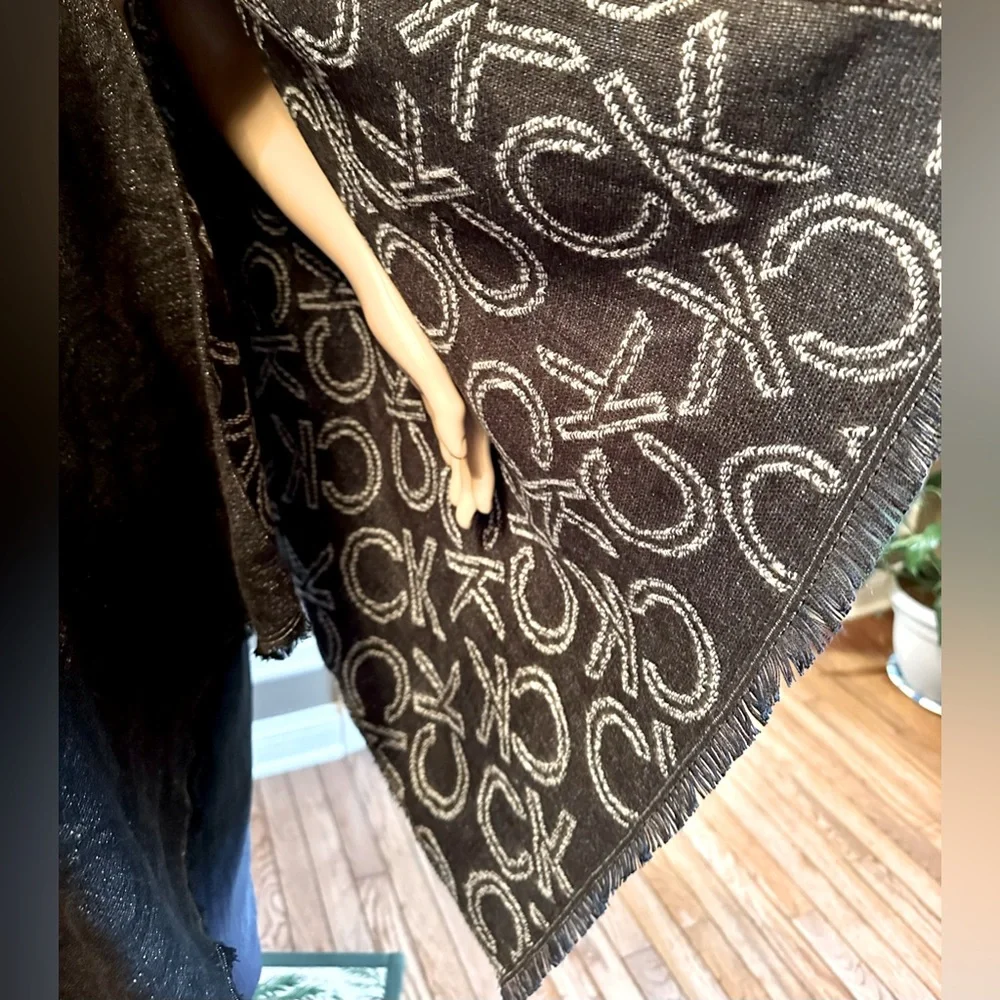 NWT!❄️Calvin Klein!☃️Shrug w/fringes!❄️One Size fits all/black/white - Picture 8 of 13